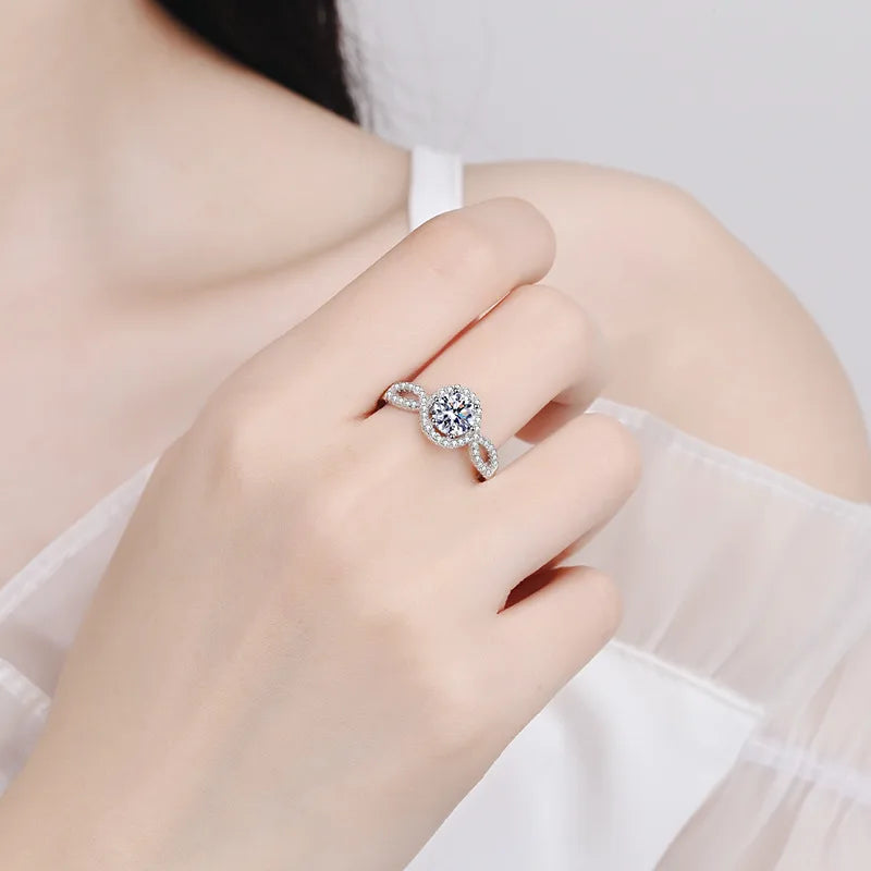 Designer Jewelry Exquisite 18K White Gold VVS1 D Color 0.5/1CT Moissanite Diamond Ring Ins Lady Style Best Anniversary for Women